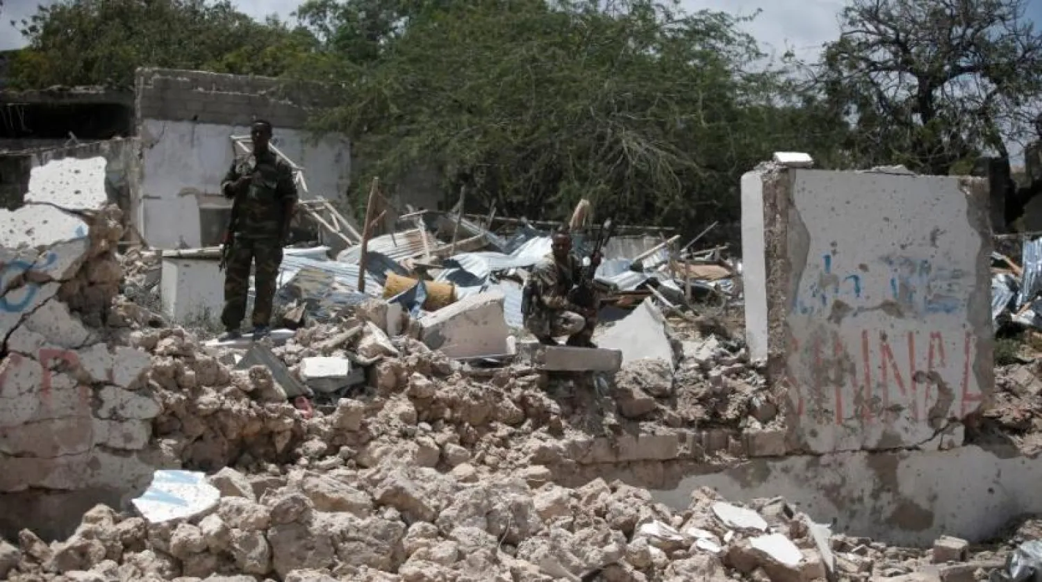 Security forces stand guard on a destroyed building following a car bomb claimed by al-Shabaab terrorists in the Somali capital Mogadishu, August 30, 2016. (Reuters)
