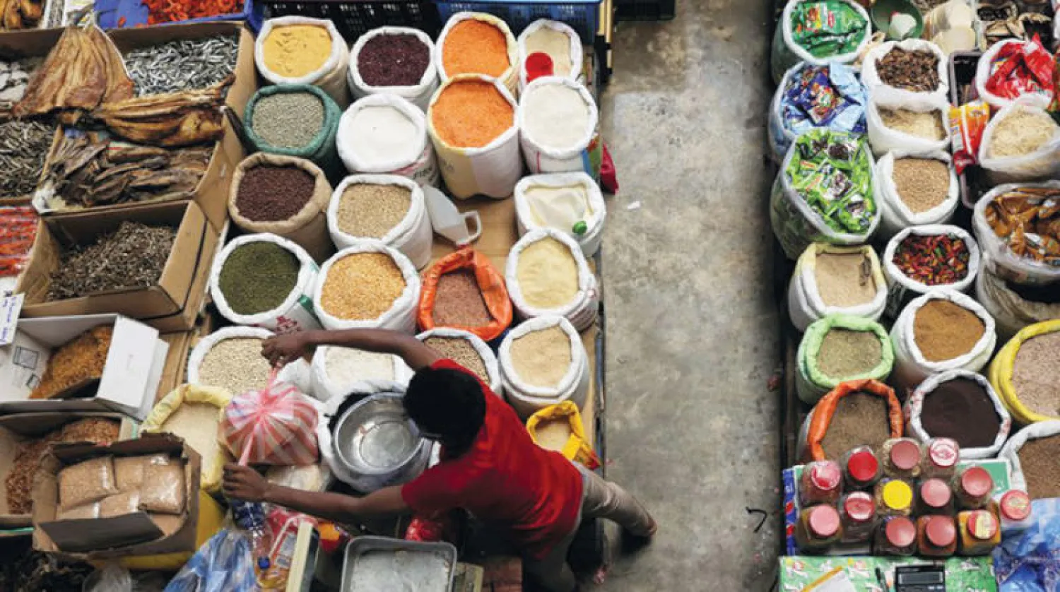 تتعرض الأسواق الناشئة حول العالم لظروف ضاغطة وتخارجات مالية قياسية (رويترز)