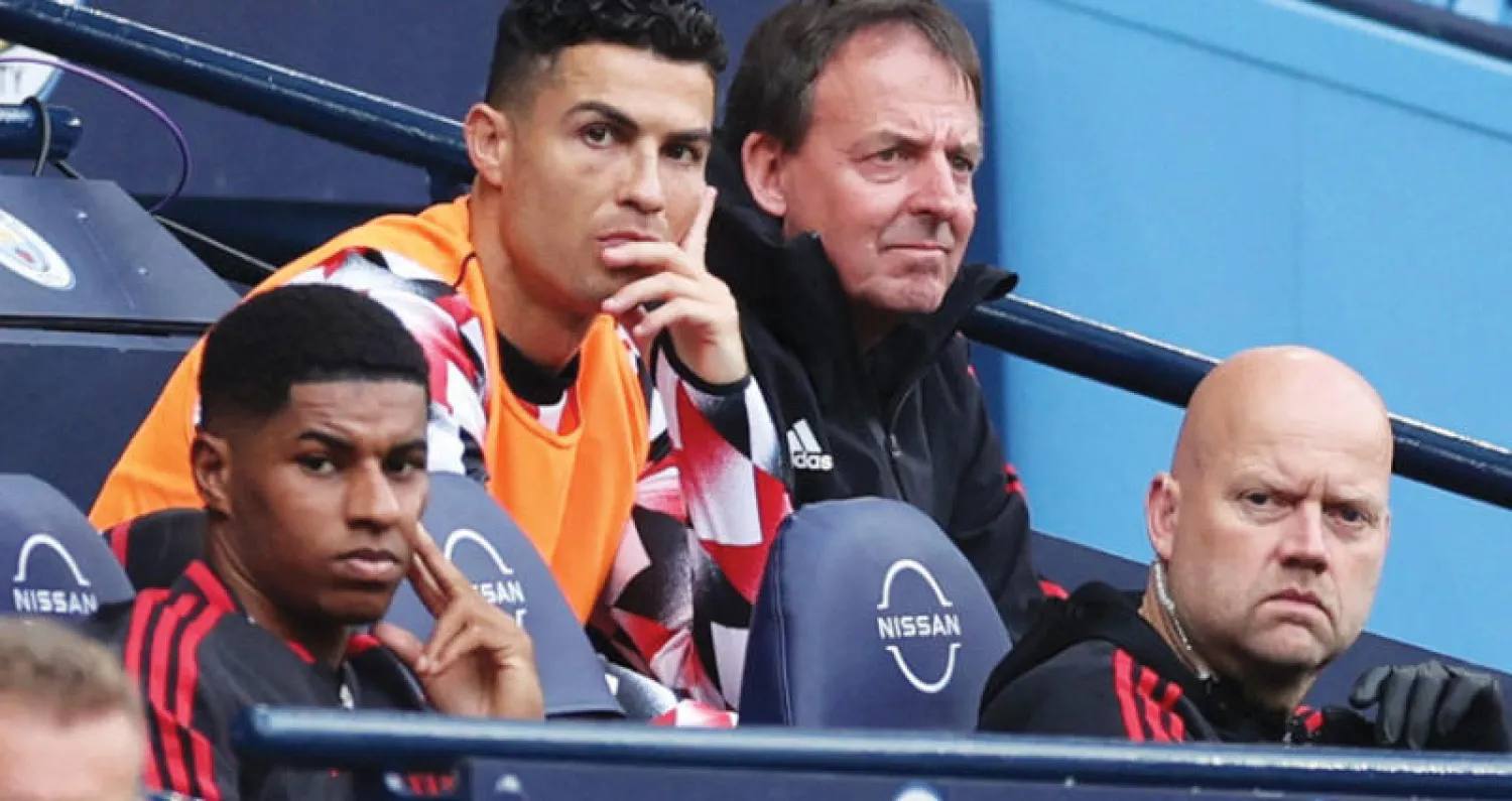 رونالدو بات أسير مقاعد الاحتياط في عهد المدرب تن هاغ (رويترز)