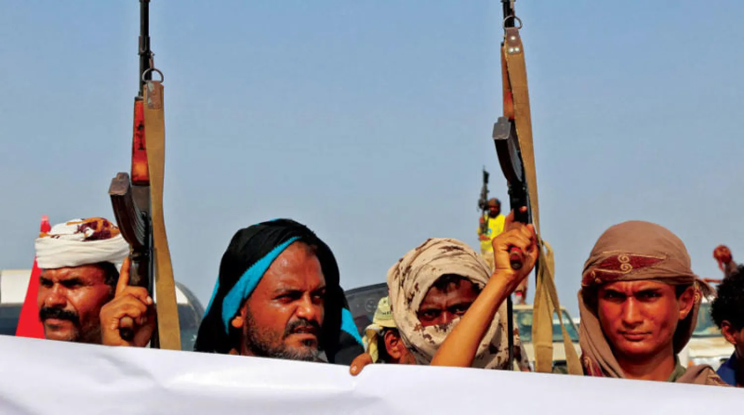 مقاتلون من أبناء القبائل في منطقة الحديدة يستعدون لمقاتلة الميليشيا الحوثية بعد انتهاء الهدنة (أ.ف.ب)