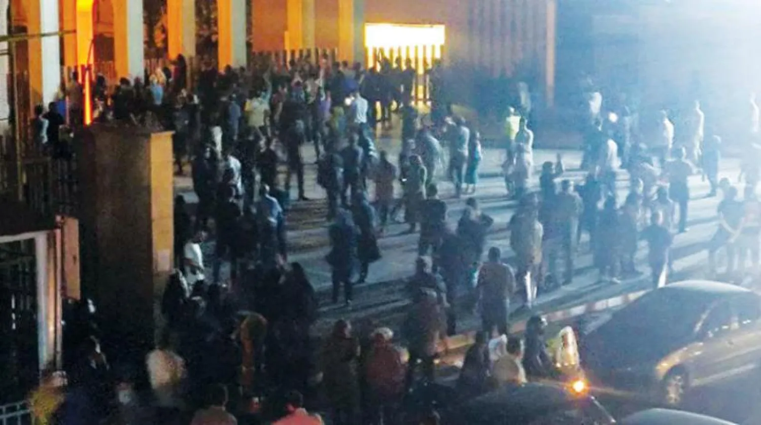 İranlılar Pazar gecesi Şerif Teknoloji Üniversitesi önünde toplandılar (Twitter)