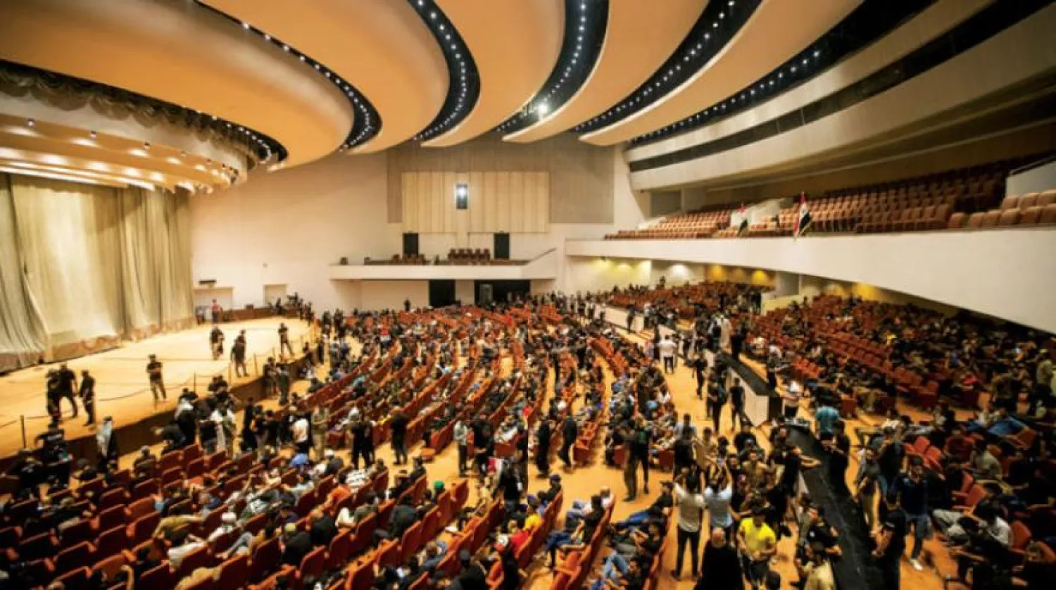 Sadr yandaşlarının 4 Ağustos’ta Temsilciler Meclisi’ne baskınlarından bir fotoğraf (AP)