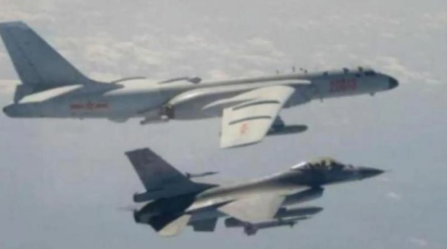 قاذفة تابعة للجيش الصيني تطير بالقرب من طائرة «إف - 16» التايوانية (أرشيفية - رويترز)