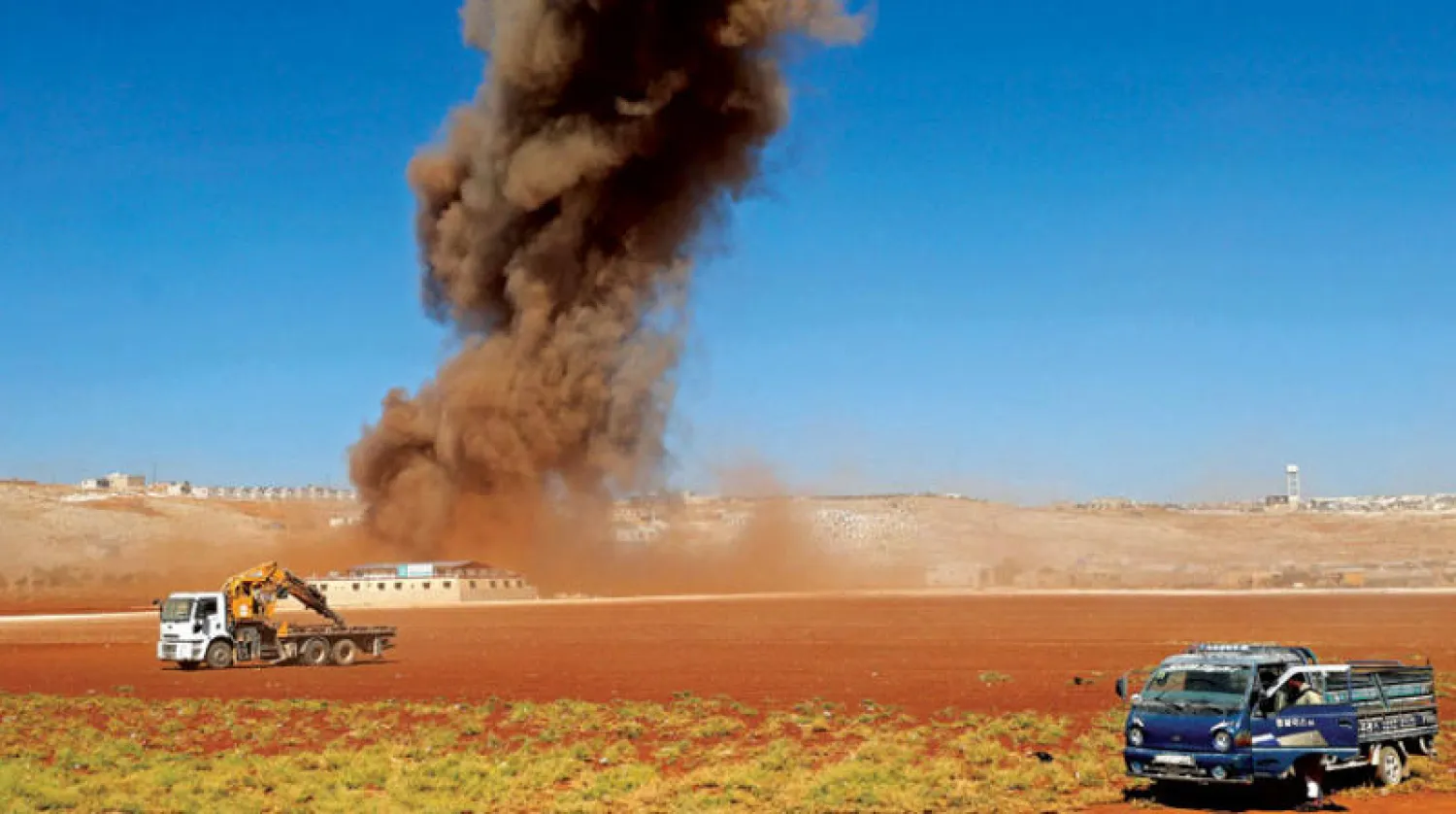 دخان يتصاعد من موقع قصفته طائرات روسية بمحافظة إدلب يوم 27 سبتمبر الماضي (أ.ف.ب)