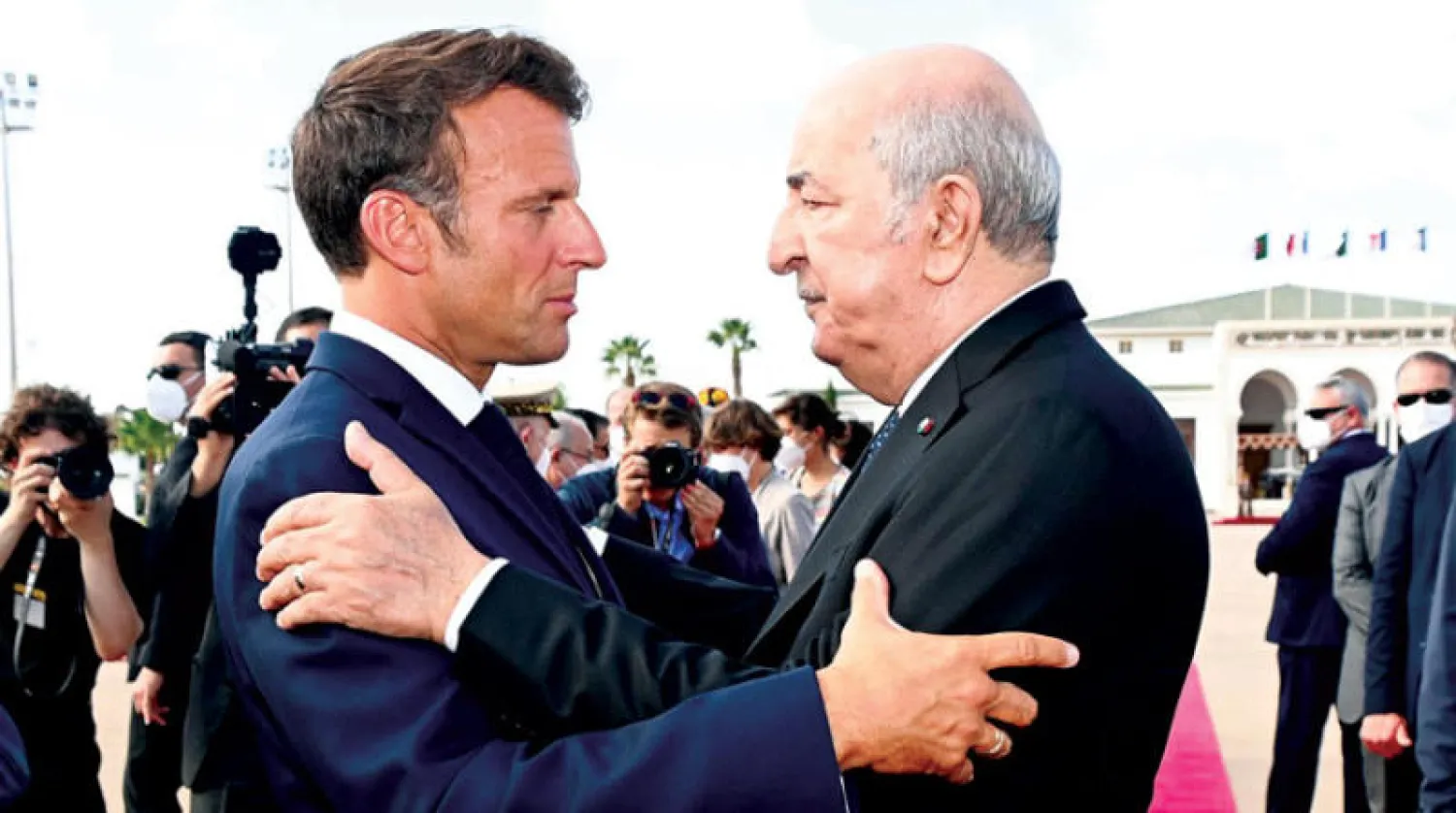 الرئيس الجزائري عبد المجيد تبون مستقبلاً نظيره الفرنسي لدى زيارته الجزائر في أغسطس الماضي (أ.ف.ب)