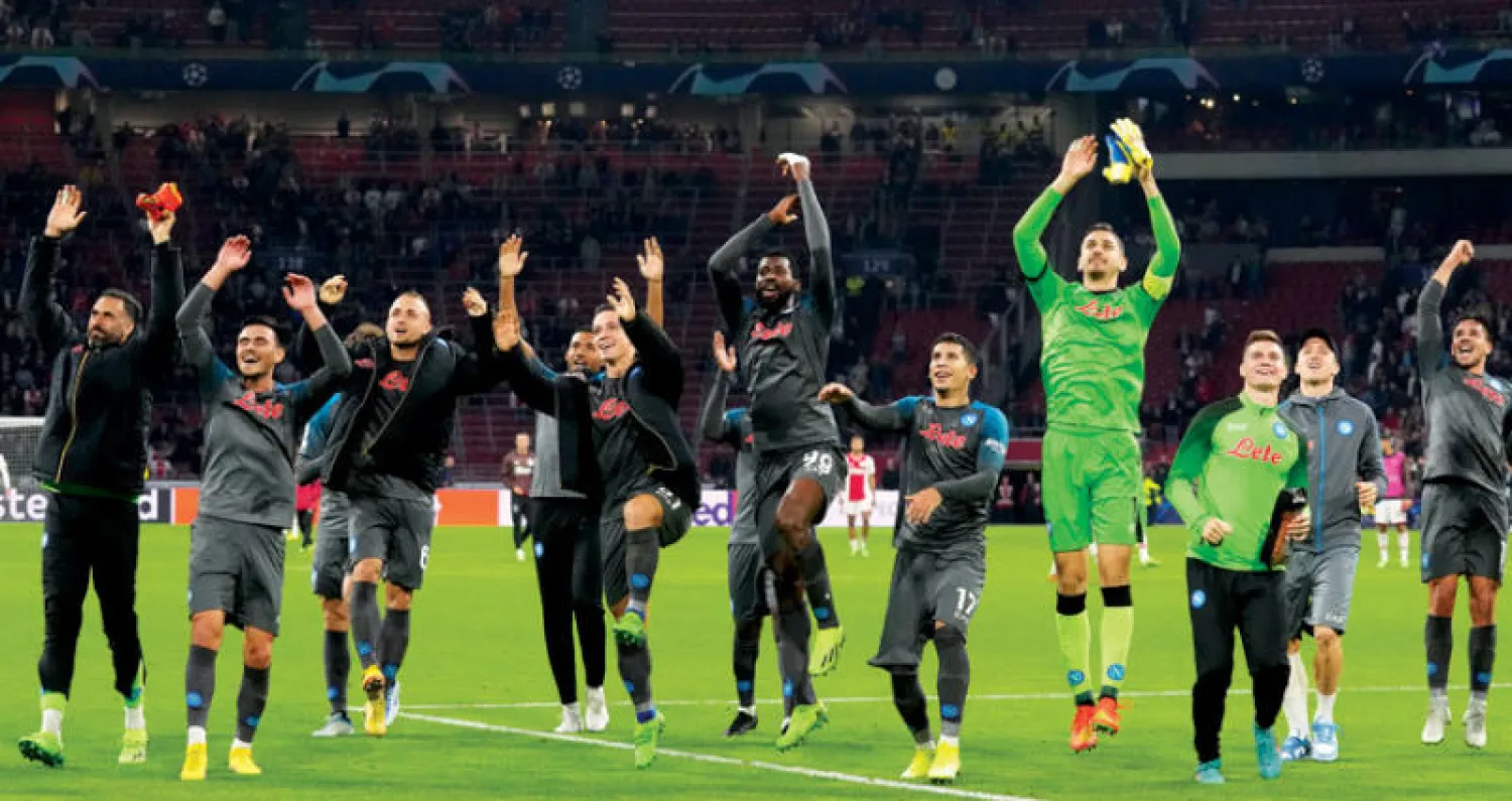 لاعبو نابولي المحلقون محلياً وقارياً يحتفلون بانتصارهم الثالث توالياً بدوري الأبطال (أ.ب)