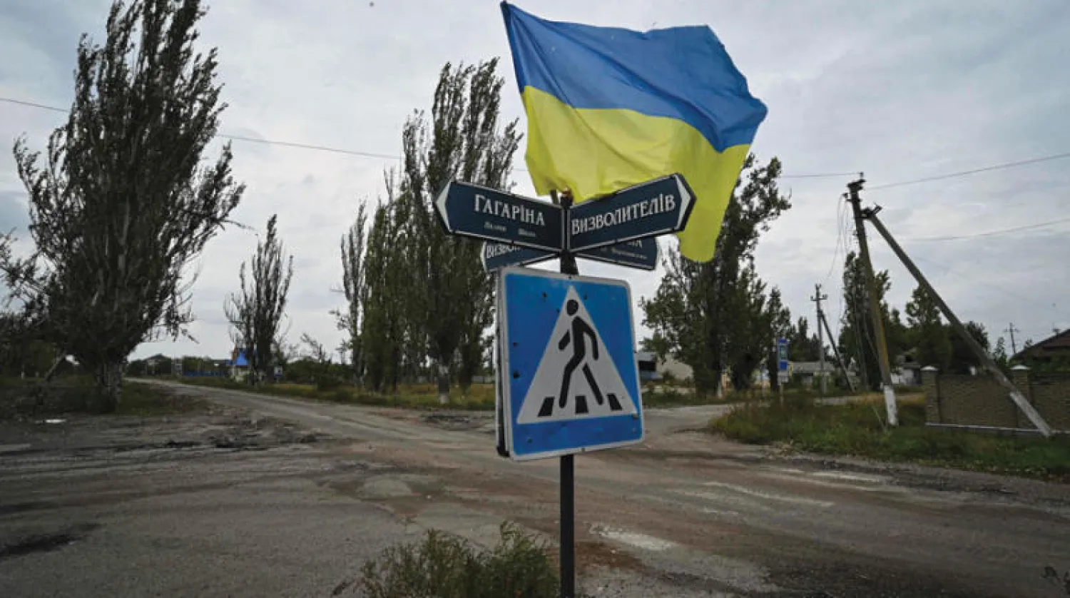 العلم الأوكراني يرفرف في قرية فيسكوبيليا الواقعة في خيرسون (أ.ف.ب)