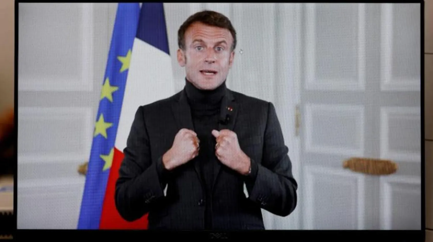 Fransa Cumhurbaşkanı Emmanuel Macron sıcak tutan kışlık giysiler giyiyor (AFP)