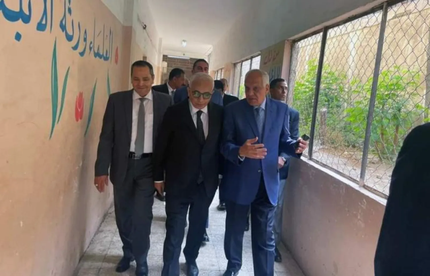 جولة لوزير التربية والتعليم في إحدى المدارس (صفحة وزارة التربية والتعليم على فيسبوك)