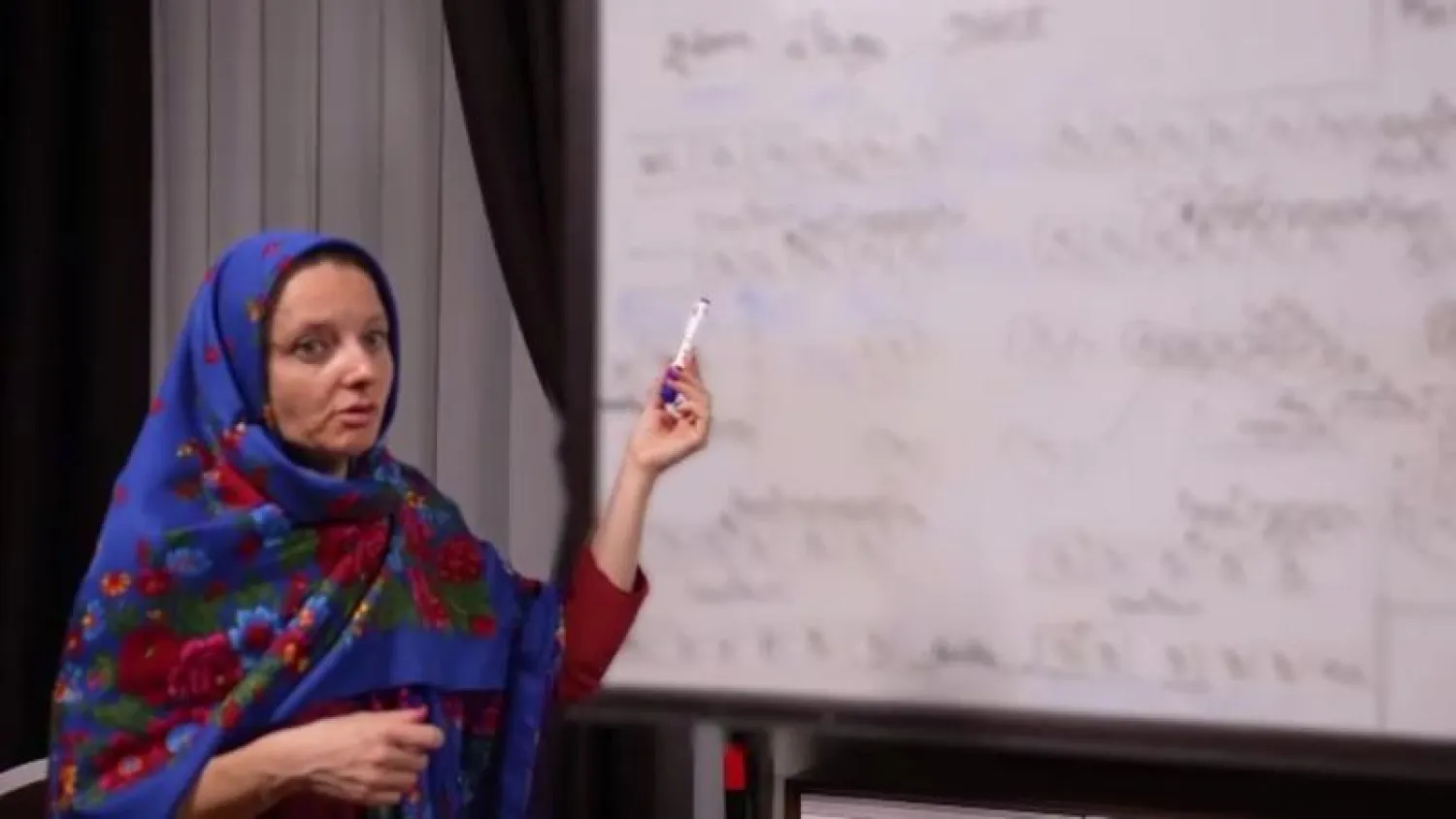 الفرنسية سيسيل كوهلر تقف أمام لوحة في فيديو «اعترافات» بثتها قناة «العالم» الإيرانية اليوم