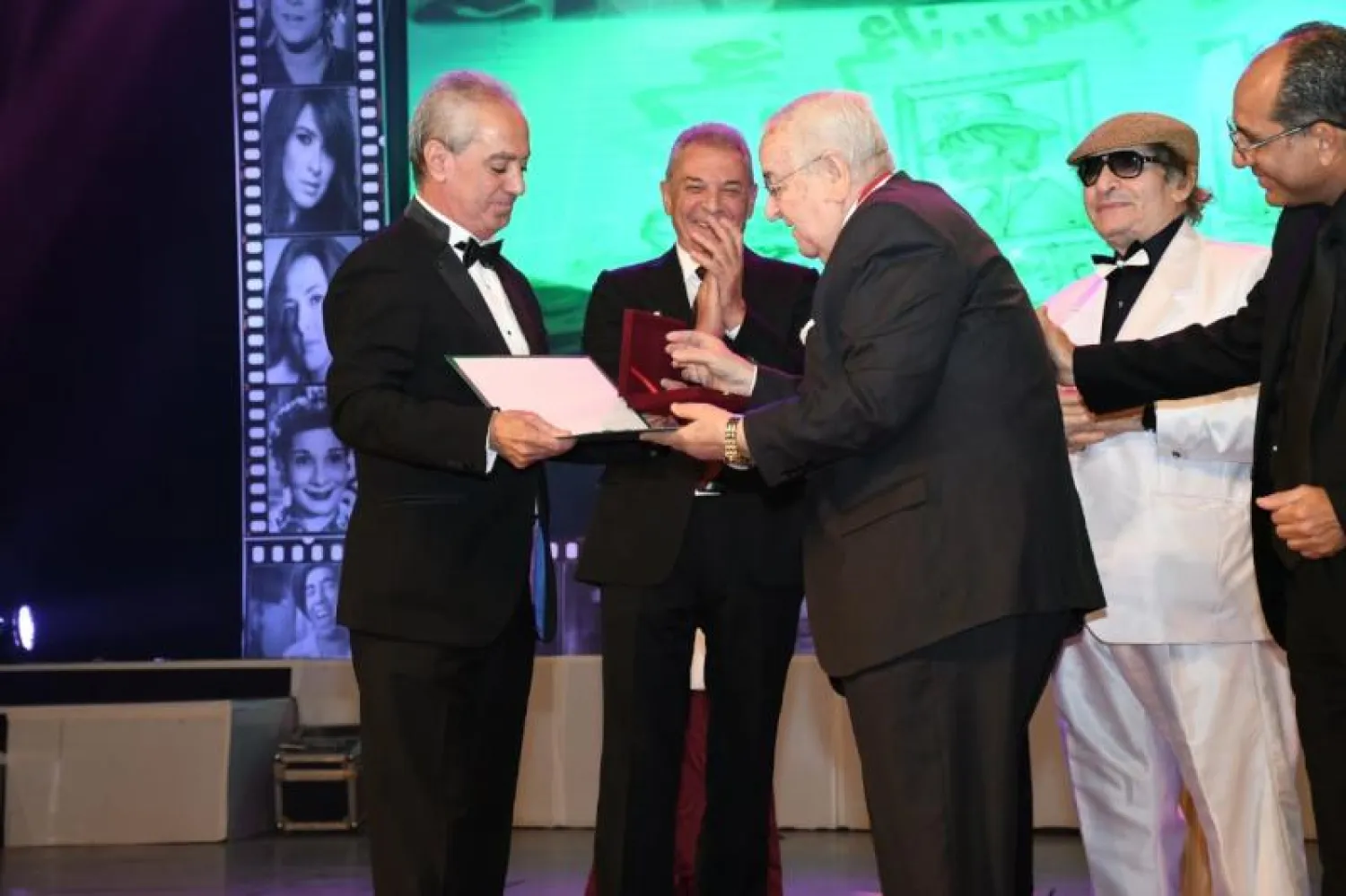 المخرج محمد عبد العزيز يتسلم تكريمه (إدارة مهرجان الإسكندرية السينمائي)