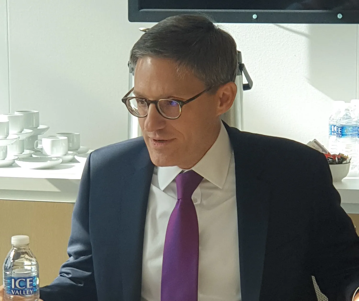 المستشار ديريك شوليت خلال اللقاء الإعلامي في السفارة الأميركية بلندن أمس (الشرق الأوسط)