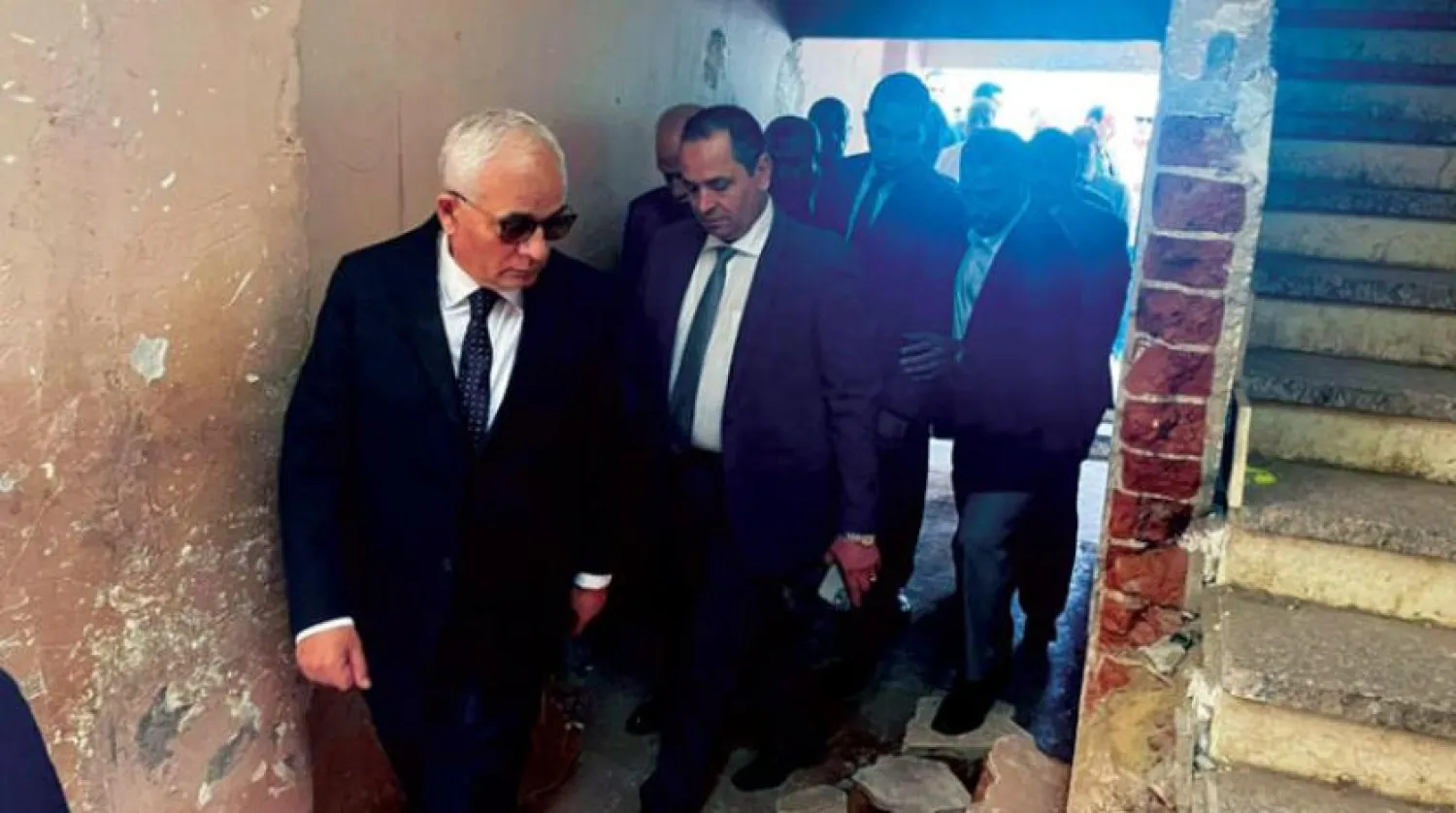 Mısır Eğitim Bakanı, Gize’de bir okulda bir öğrencinin hayatını kaybettiği yeri teftiş ediyor