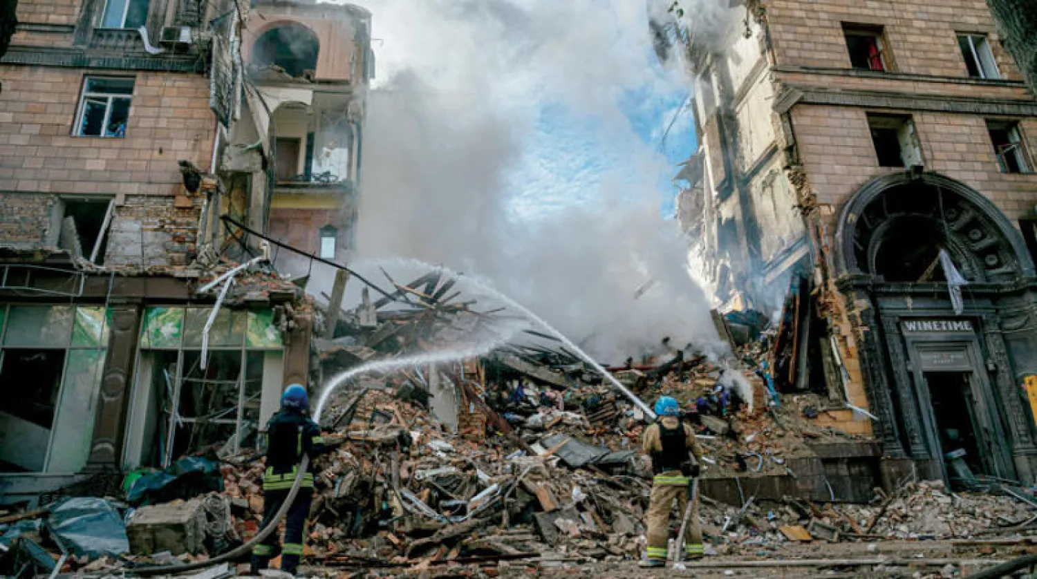 رجال المطافئ يخمدون النيران بالمباني التي تعرضت للقصف المدفعي في زابوريجيا أمس (أ.ف.ب)