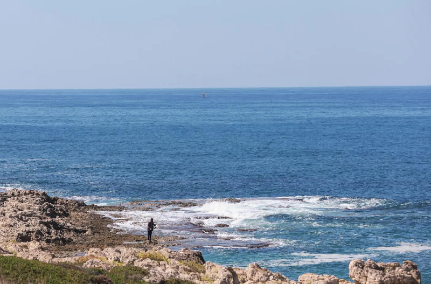 لبنان يأمل أن يسهم أي اكتشاف بحري في التخفيف من حدة الانهيار الاقتصادي (رويترز)