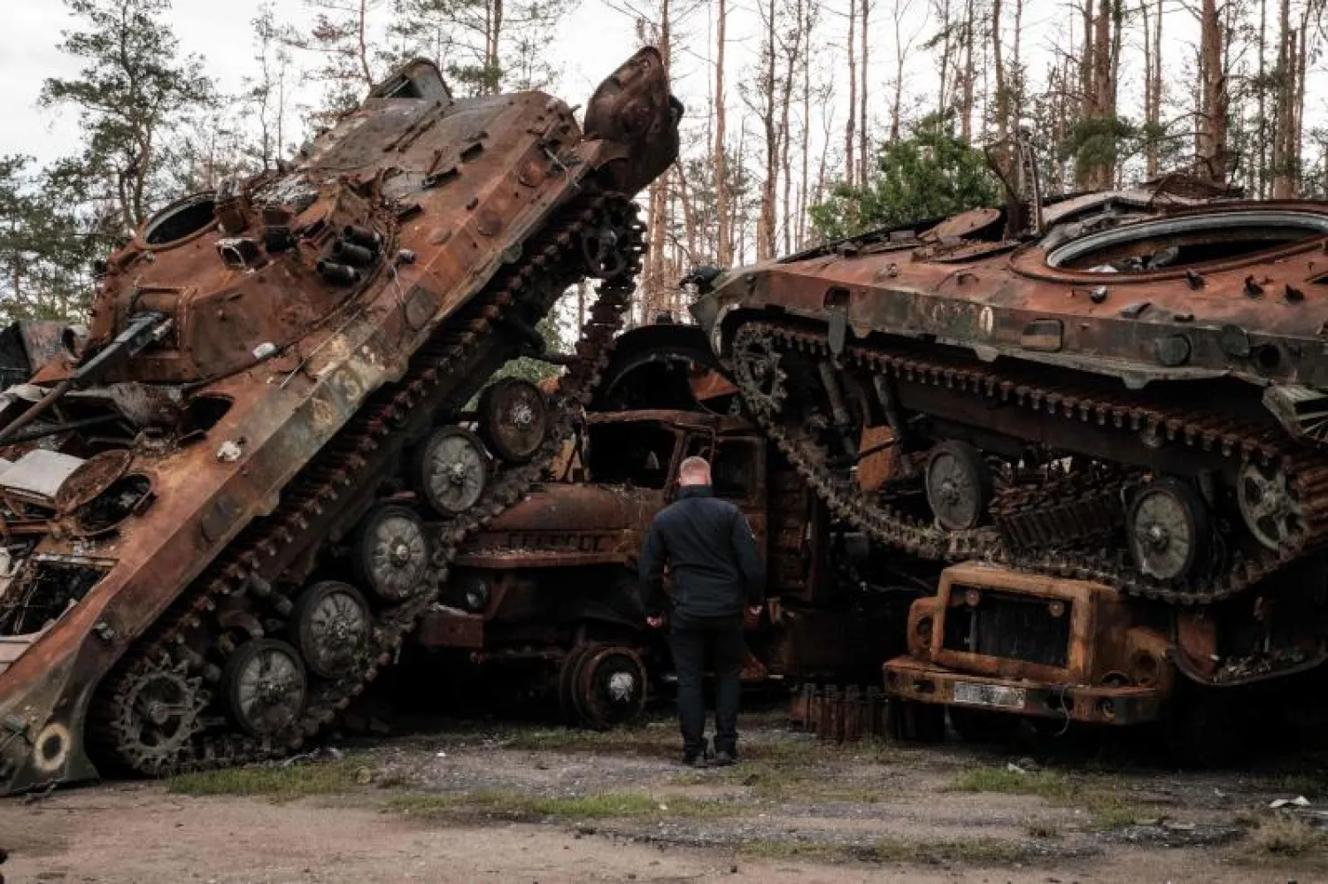 مدرعات روسية مدمرة في دونيتسك (أ.ف.ب)