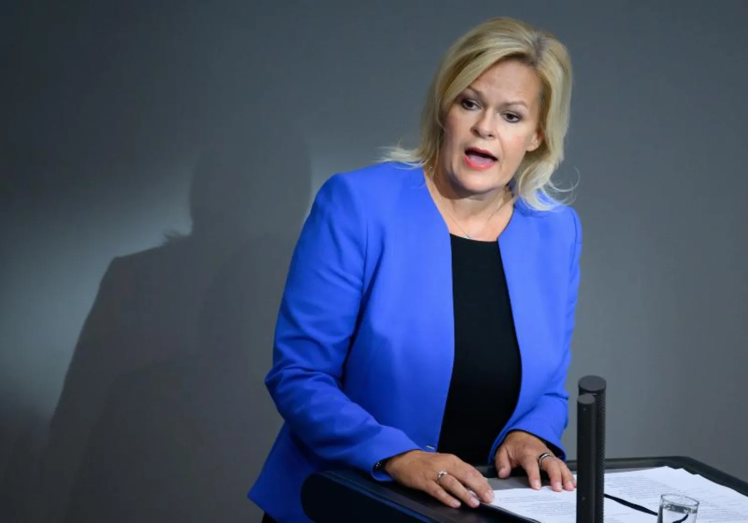 وزيرة الداخلية الألمانية نانسي فيزر تتحدث خلال جلسة عامة في البوندستاغ الألماني الشهر الماضي (د.ب.أ)