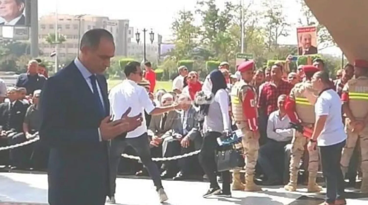 Cemal Mübarek, babasının mezarında dua ediyor