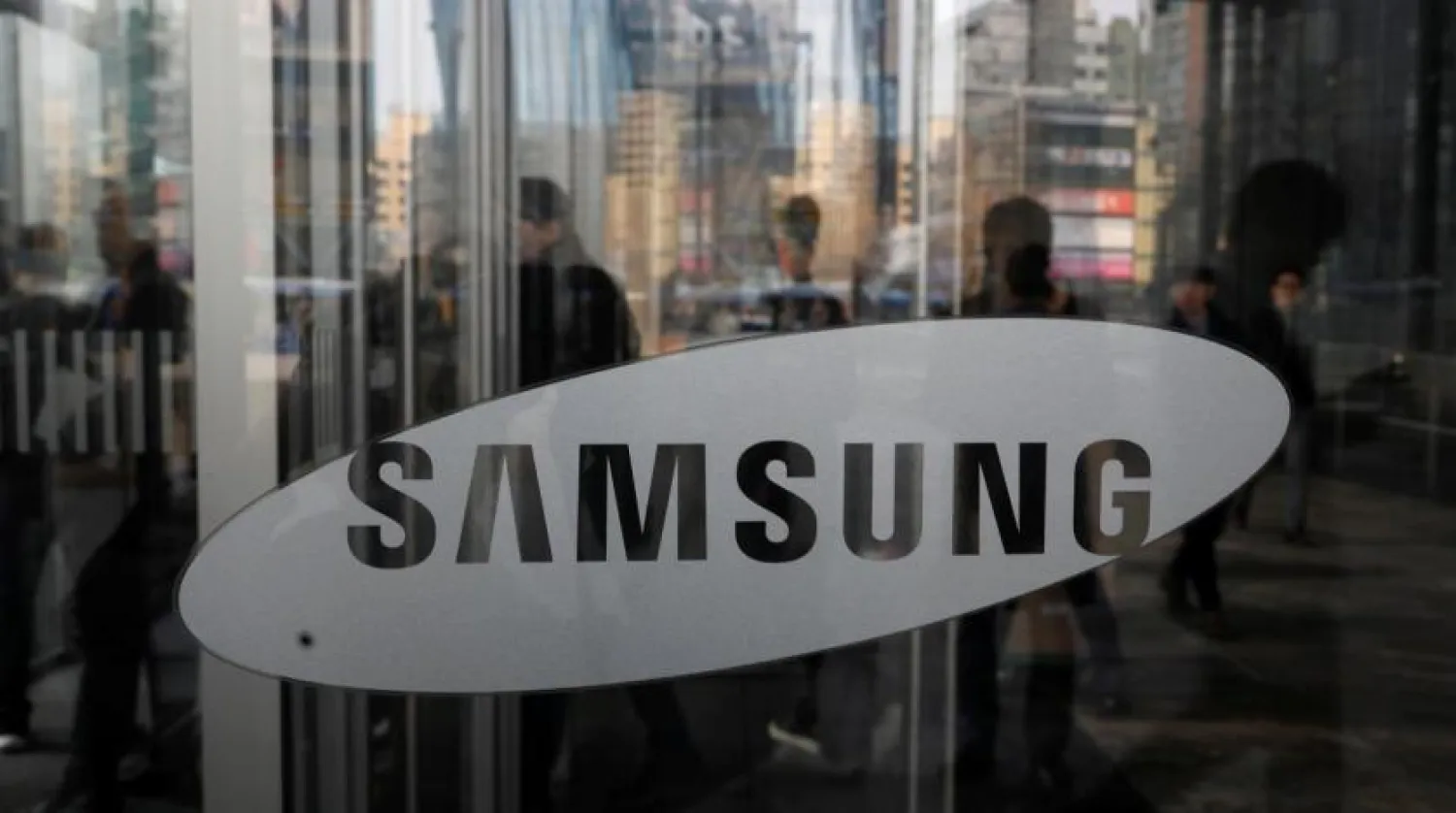 FILE PHOTO: The logo of Samsung Electronics is seen at its office building in Seoul, South Korea, March 23, 2018. REUTERS/Kim Hong-Ji

