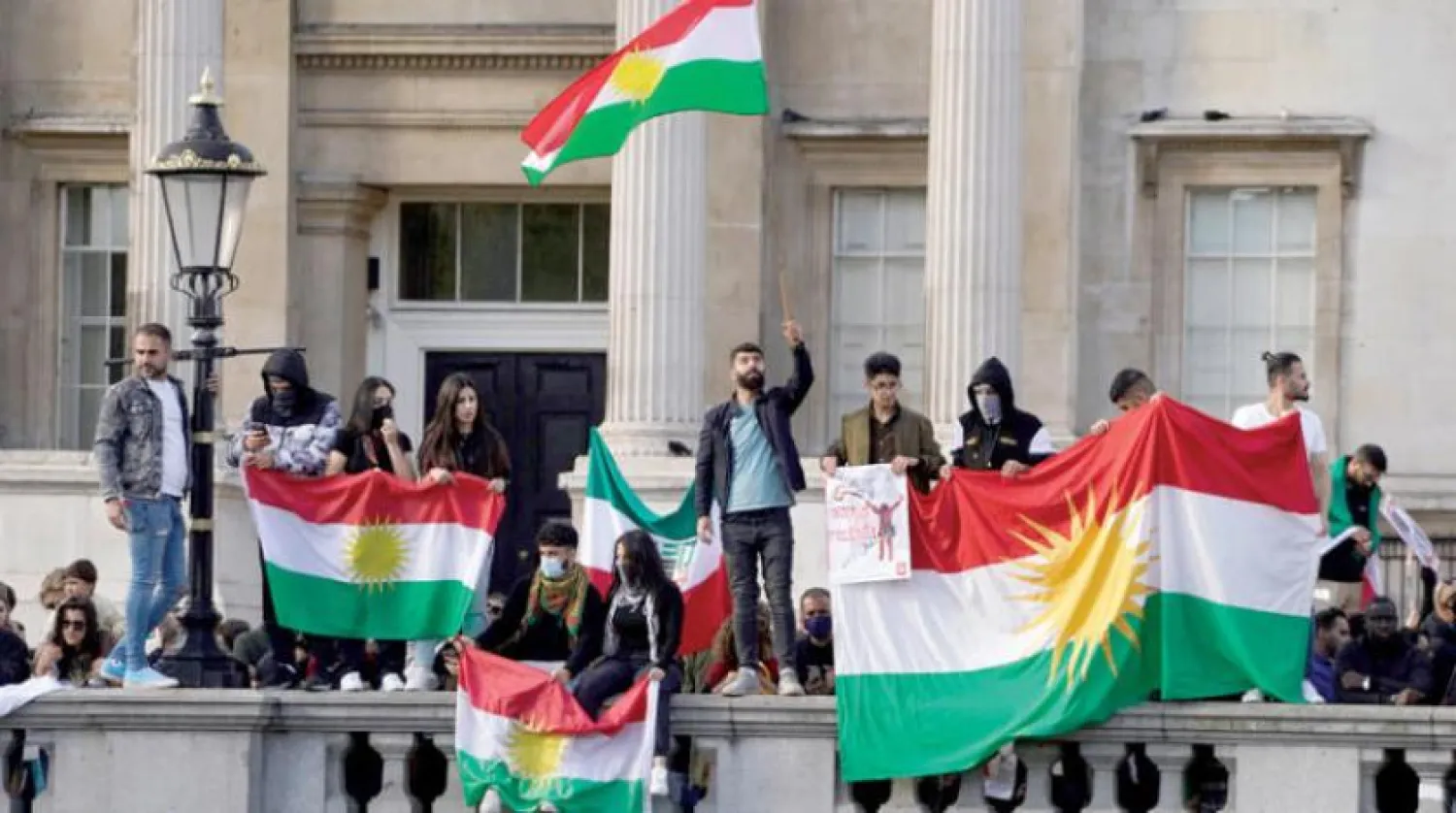 Muhalif Kürtler Londra'nın Trafalgar Meydanı'nda Mahsa Amani protestolarını desteklemek için düzenlenen gösteride bayrak açtı (AFP)