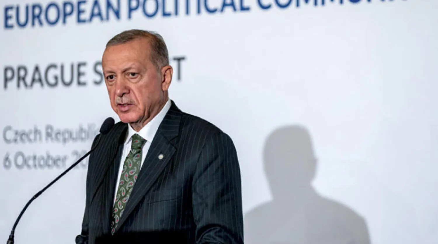 إردوغان خلال مؤتمر صحافي في براغ أول من أمس (إ.ب.أ)