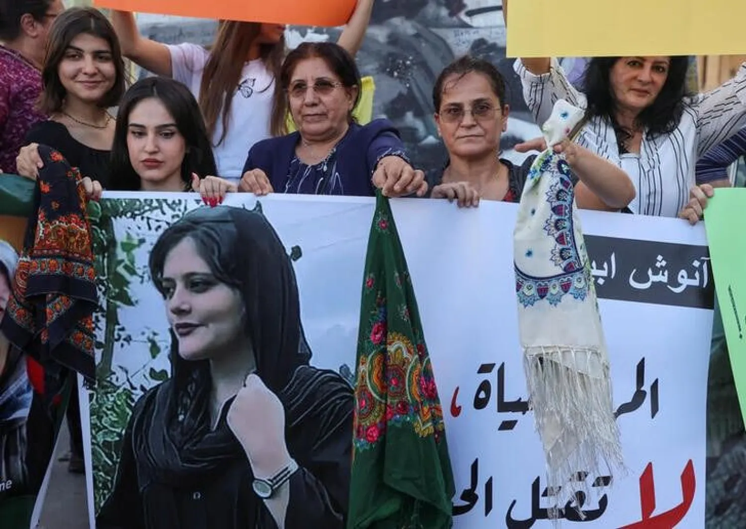  Women hold a picture of Mahsa Amini during a sit-in following her death at Martyrs' Square in Beirut, Lebanon September 21, 2022. REUTERS/Mohamed Azakir