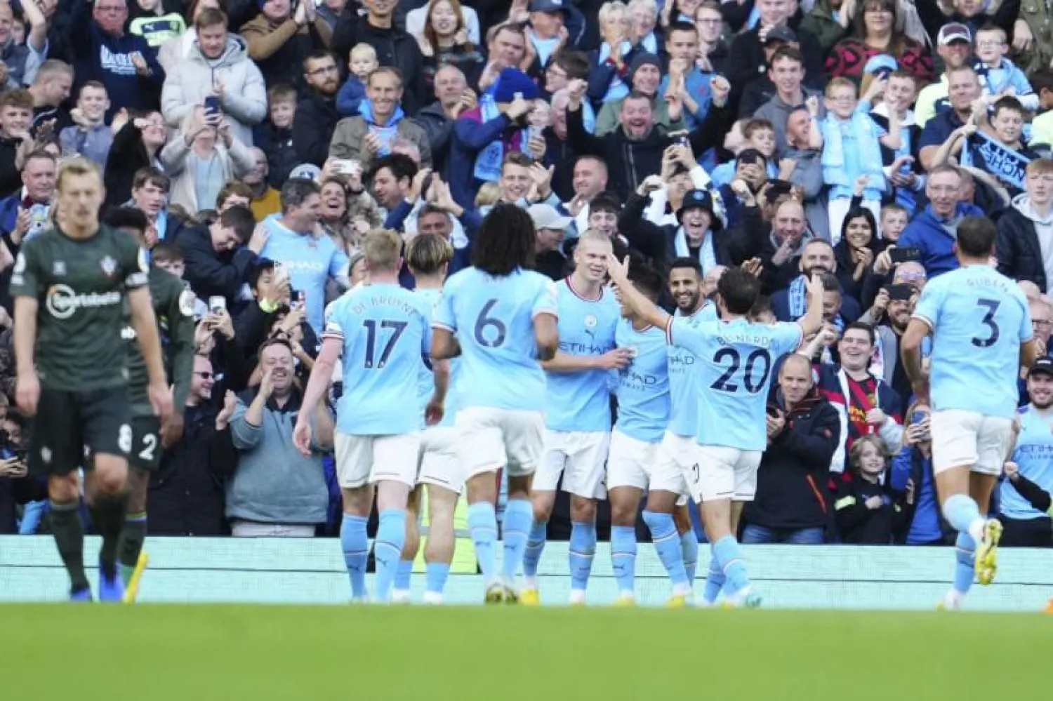 لاعبو مان سيتي يحتفلون بفوزهم الثمين (أ.ب)