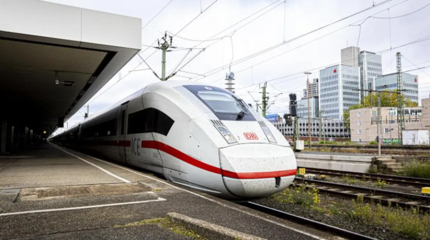 Hannover'de bekleyen bir tren (DPA)