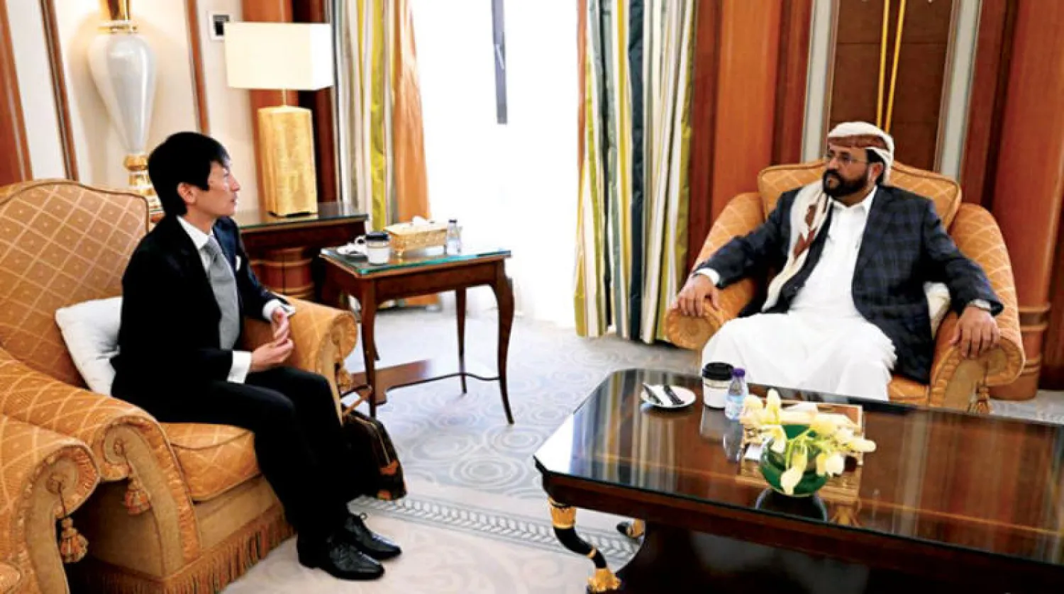 محافظ مأرب اللواء سلطان العرادة ملتقياً الدبلوماسي الياباني (سبأ نت)