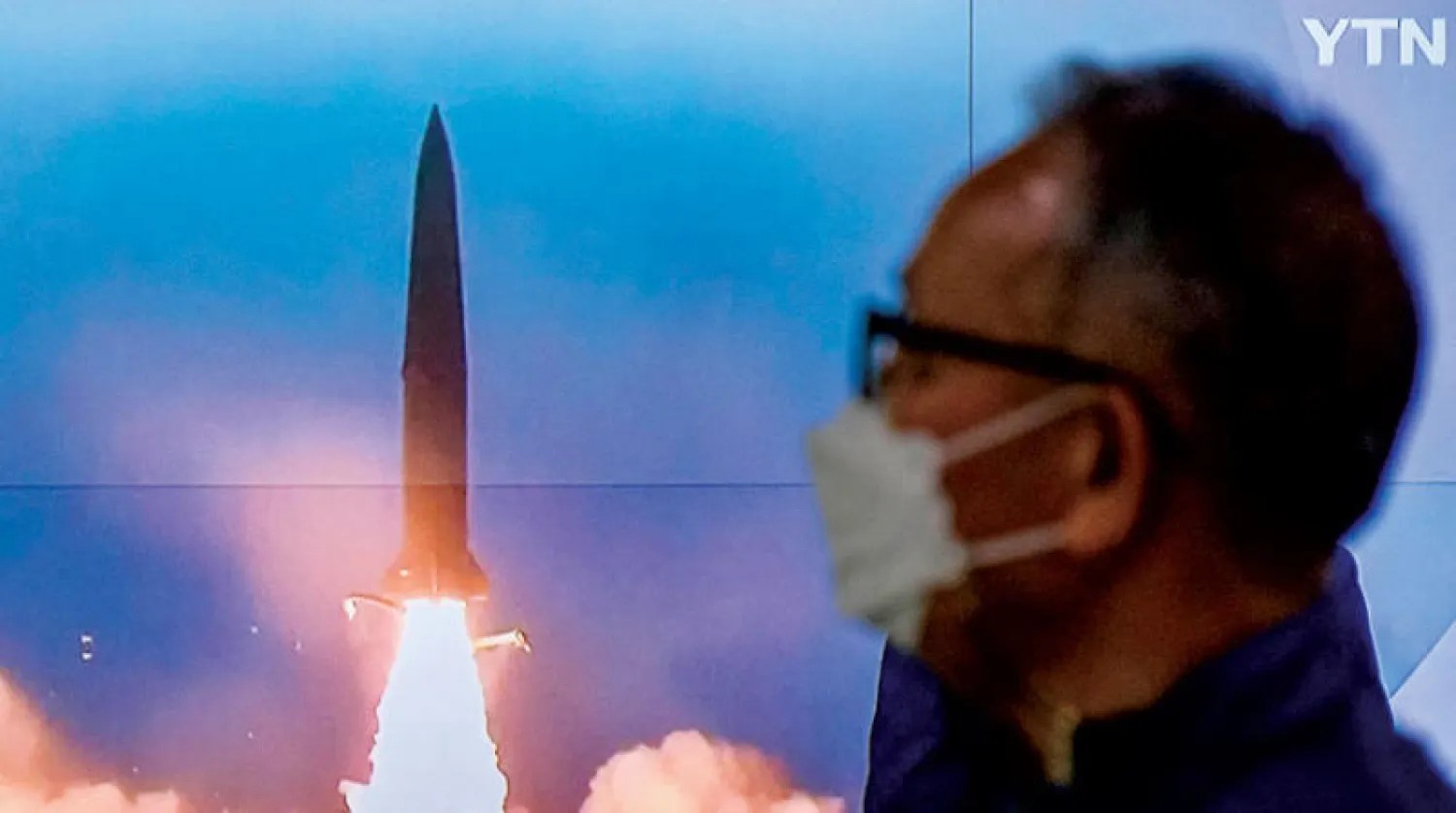 رجل يشاهد عبر التلفزيون تجربة إطلاق صاروخ كوري شمالي في محطة القطارات بالعاصمة الكورية الجنوبية أمس... وأجرت بيونغ يانغ سابع تجربة صاروخية باليستية خلال أسبوعين في خطوة عدّتها سيول تصعيدية واستفزازية (أ.ف.ب)