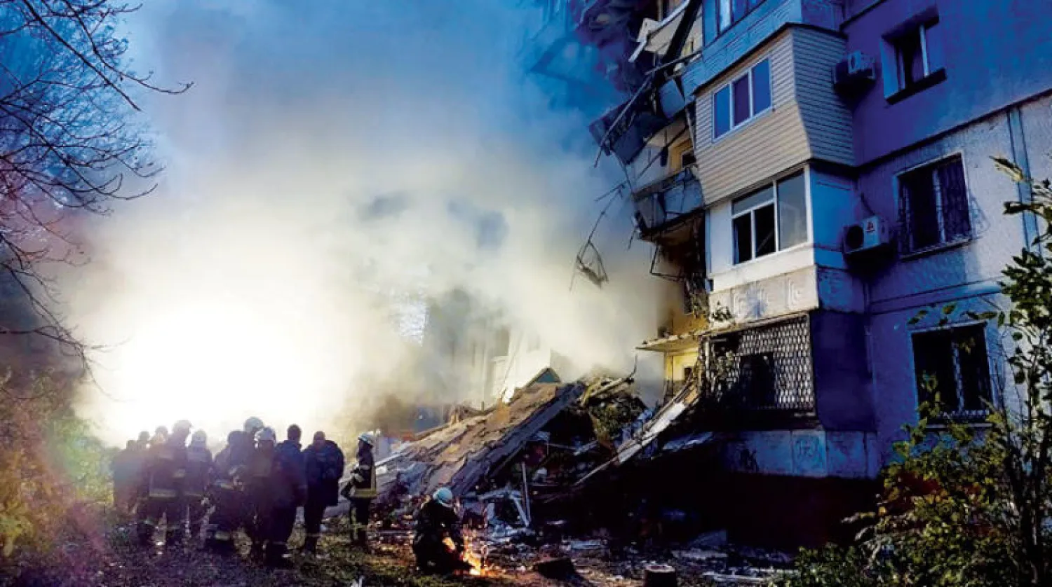 جانب من القصف الروسي المكثف لمدينة زابوريجيا أمس (أ.ف.ب)