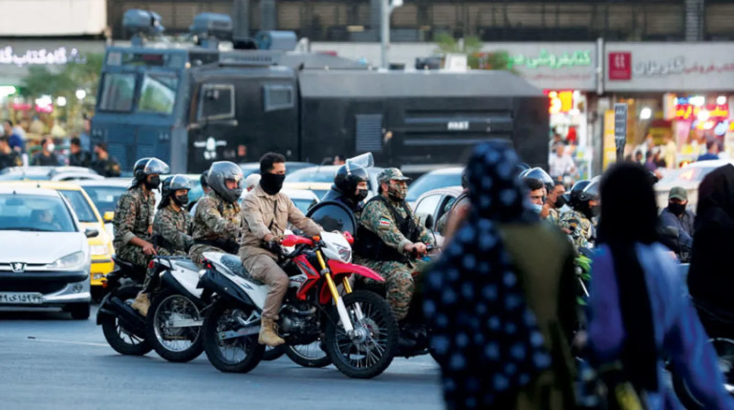ضباط شرطة مكافحة الشغب يركبون دراجات نارية في أحد شوارع طهران 3 أكتوبر 2022( رويترز)