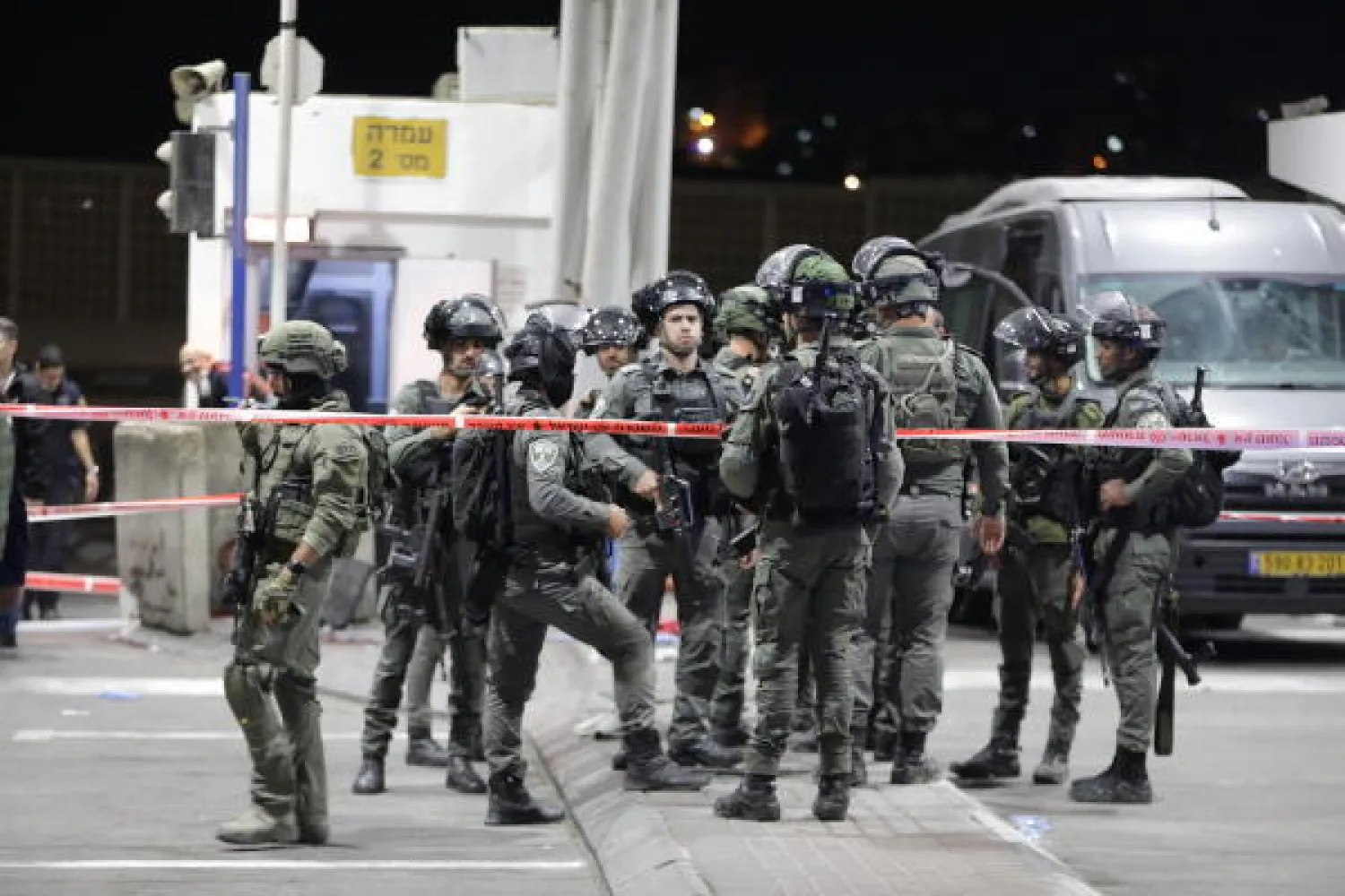 قوات إسرائيلية في موقع إطلاق النار على حاجز مخيم شعفاط للاجئين في القدس (إ.ب.أ)