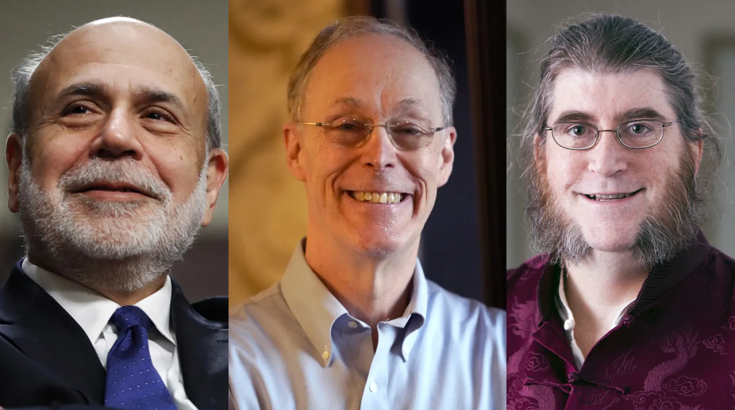الفائزون الثلاثة بنوبل الاقتصاد فيليب ديبفيغ ودوغلاس دايموند وبن بيرنانكي (أ.ب)