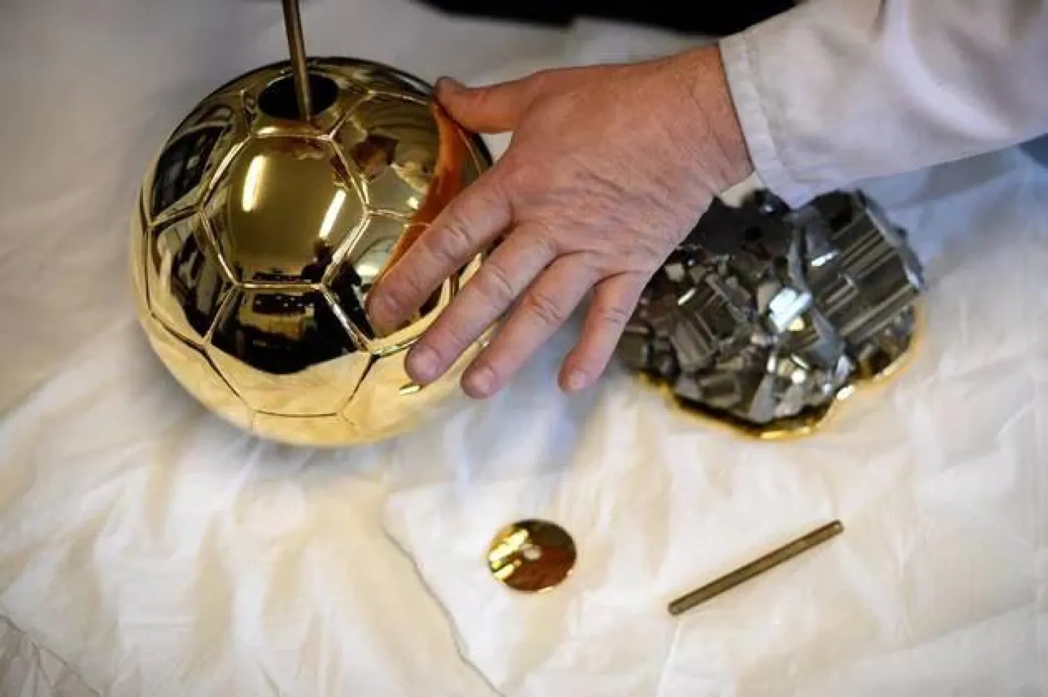 أثناء تثبيت الكرة على القاعدة