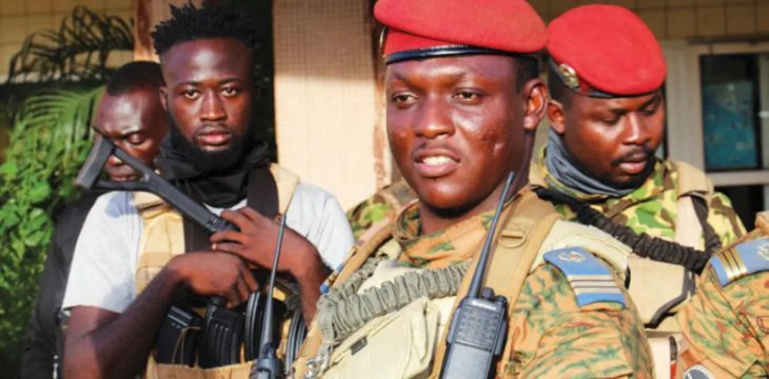 إبراهيم تراوري وسط حراسه في واغادوغو (أرشيفية - رويترز)