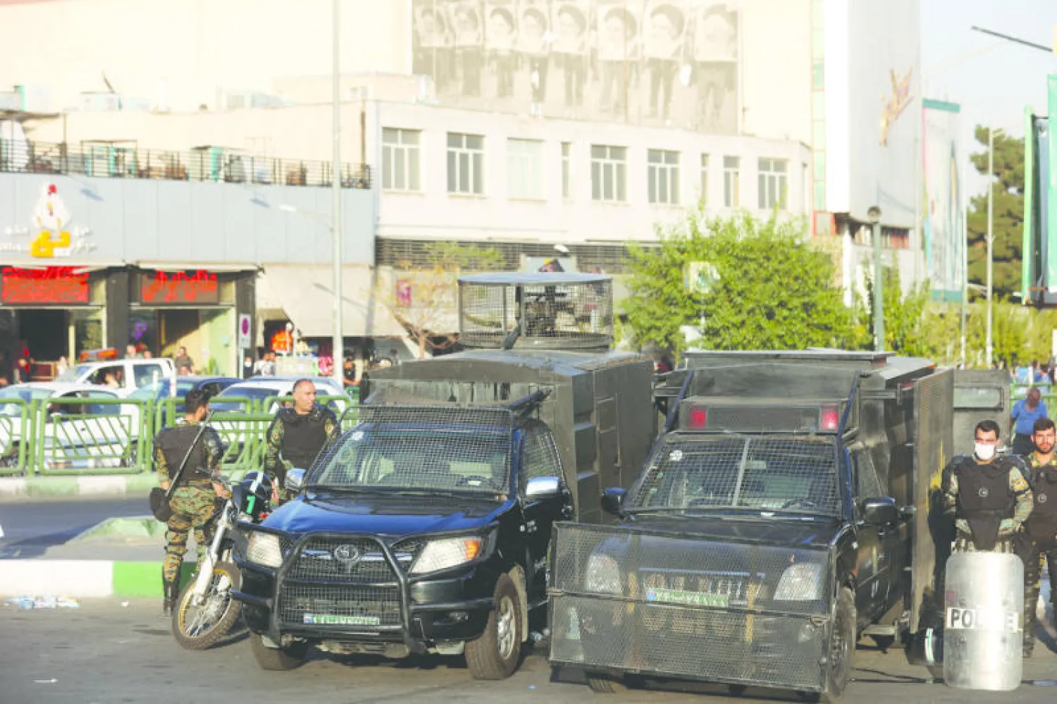عناصر من القوات الخاصة التابعة للشرطة الإيرانية في أحد شوارع طهران في 3 أكتوبر (رويترز)