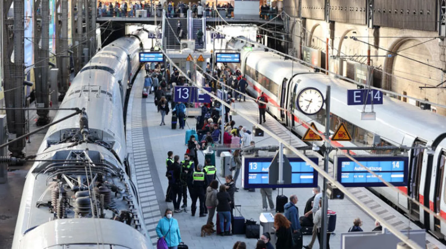 جانب من الزحام في محطة هامبورغ بعد التخريب الذي استهدف السكك الحديدية السبت الماضي (د.ب.أ)