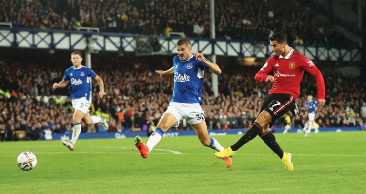 رونالدو دخل من مقاعد البدلاء ليسجل هدف فوز يونايتد في مرمى إيفرتون (رويترز)