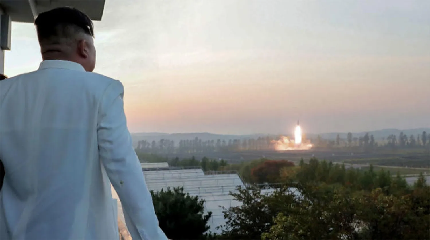 واحدة من صور عدة وزّعتها بيونغ يانغ وتظهر كيم جونغ أون يشرف على إطلاق أحد الصواريخ (د.ب.أ)