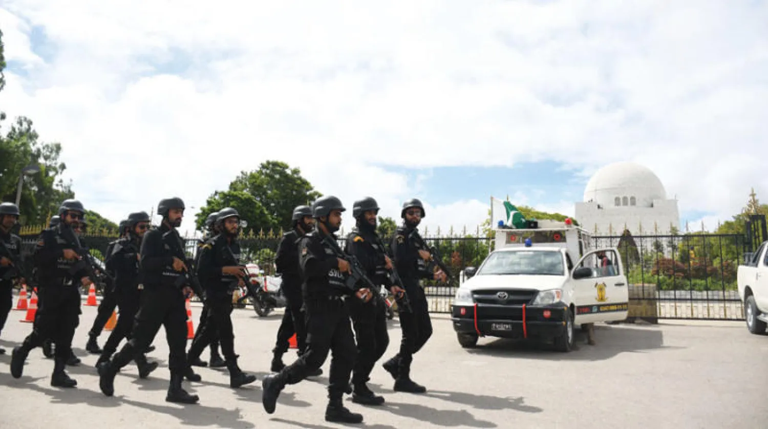 استعراض للشرطة الباكستانية خلال احتفال بمناسبة عيد استقلال باكستان التاسع والستين أمام ضريح المؤسس محمد علي جناح في كراتشي 14 أغسطس (غيتي)