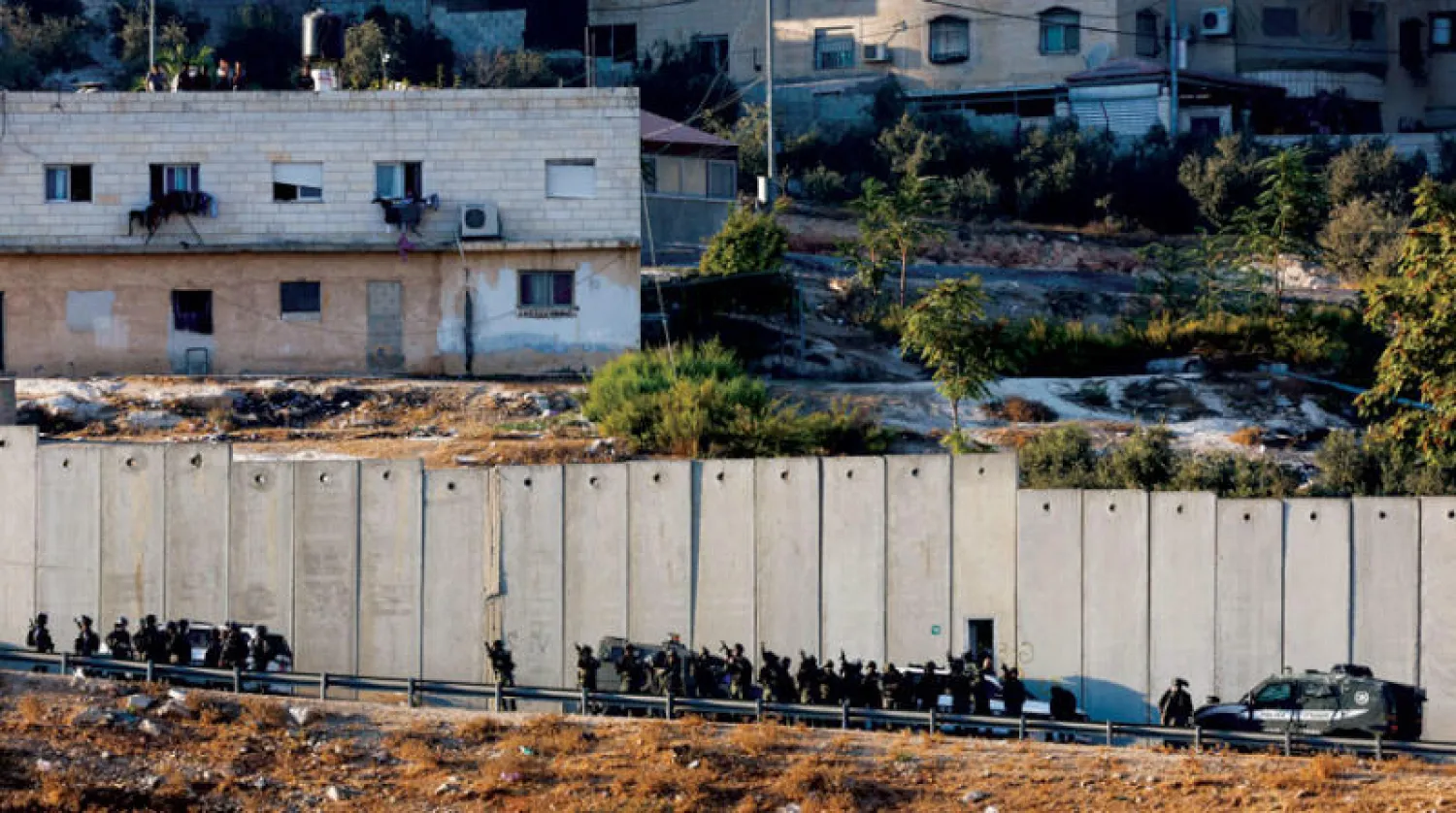 الشرطة الإسرائيلية تحاصر مخيم شعفاط في القدس الشرقية بحثاً عن مطلق نار (رويترز)