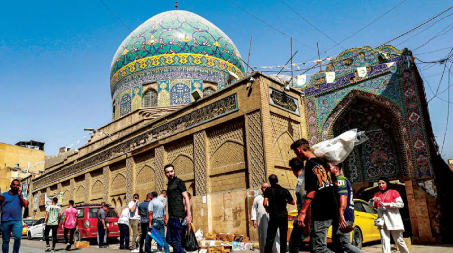 سوق الميدان قرب جامع مدرسة الأحمدية في بغداد أمس (أ.ف.ب)