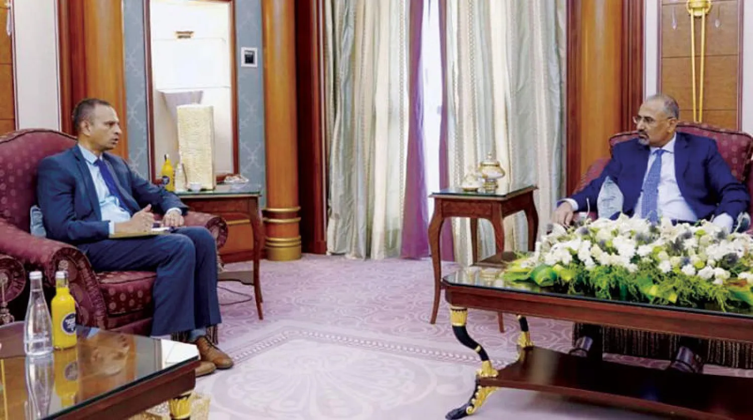 جانب من لقاء عضو مجلس القيادة الرئاسي اليمني عيدروس الزبيدي في الرياض (الاثنين) القائم بأعمال السفير الهندي (سبأ)