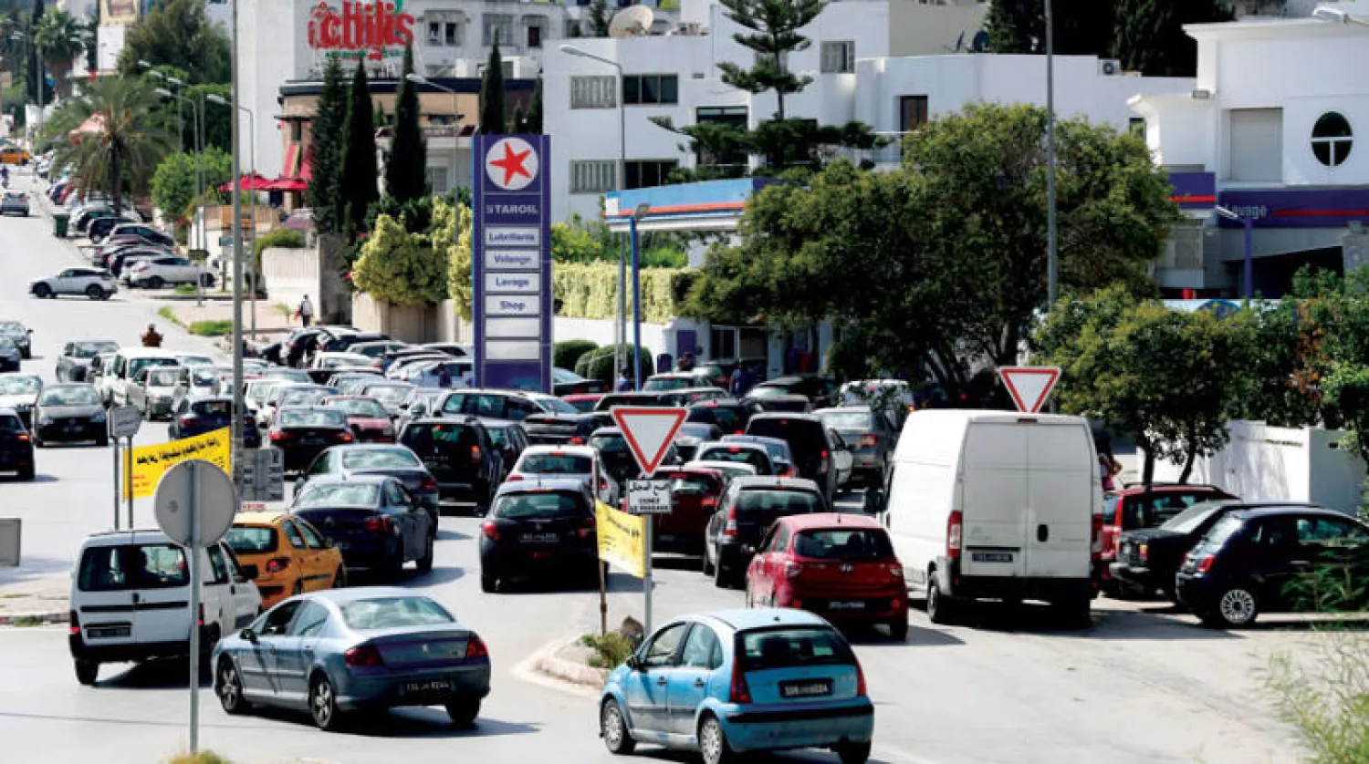 زحمة سيارات أمام محطة وقود في العاصمة التونسية أمس (إ.ب.أ)