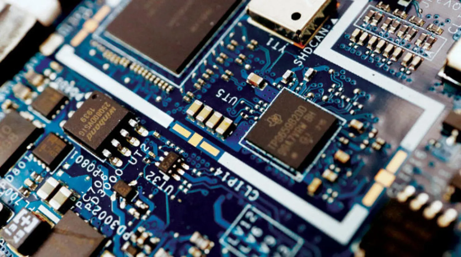 توقع تقرير أن القيود المفروضة على وصول الشركات الصينية إلى التكنولوجيا المتقدمة قد تؤدي إلى تراجع نمو أكبر شركة صينية لصناعة الرقائق (رويترز)
