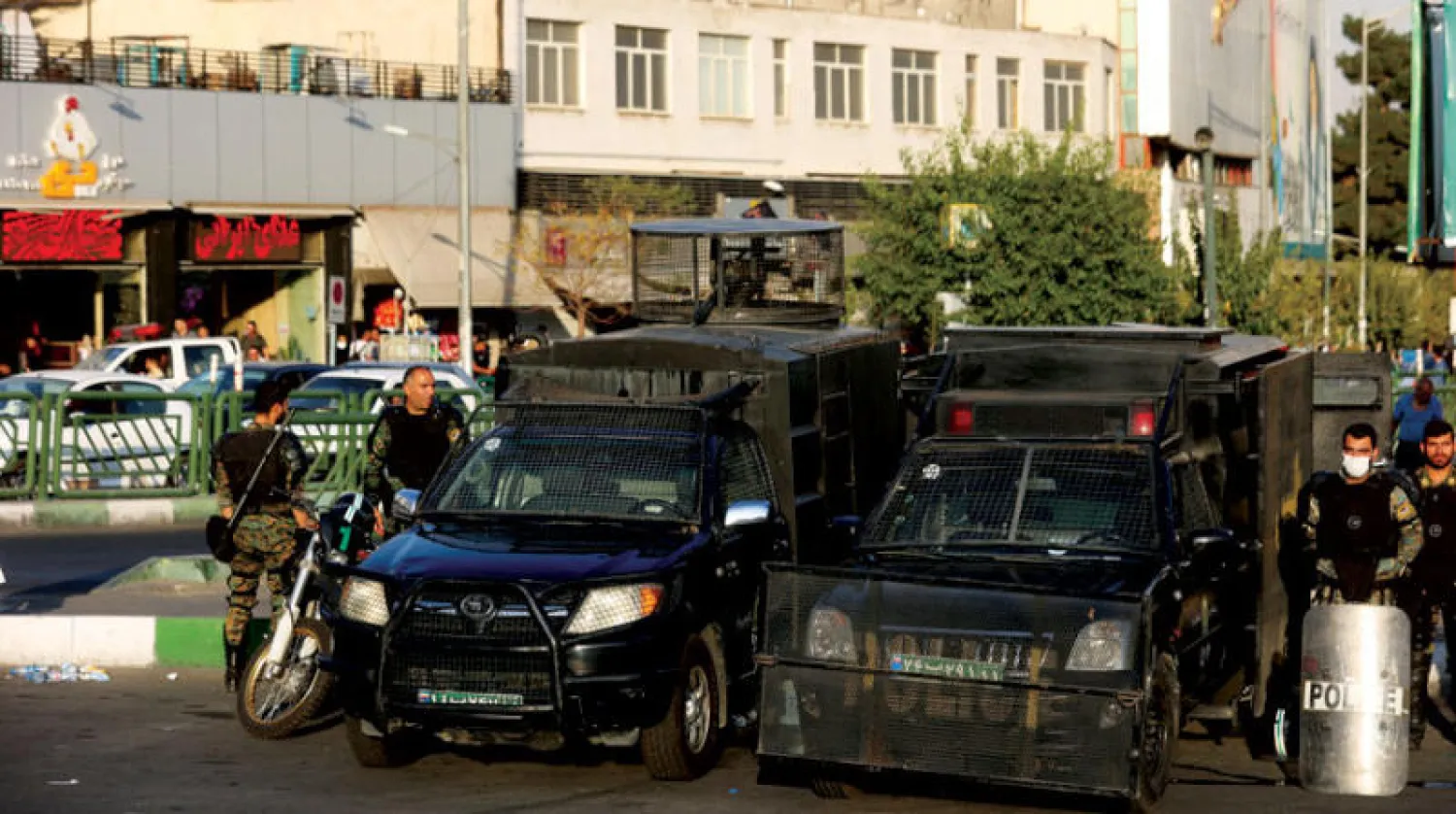 عناصر من القوات الخاصة التابعة للشرطة الإيرانية في أحد شوارع طهران 3 أكتوبر 2022 (رويترز)