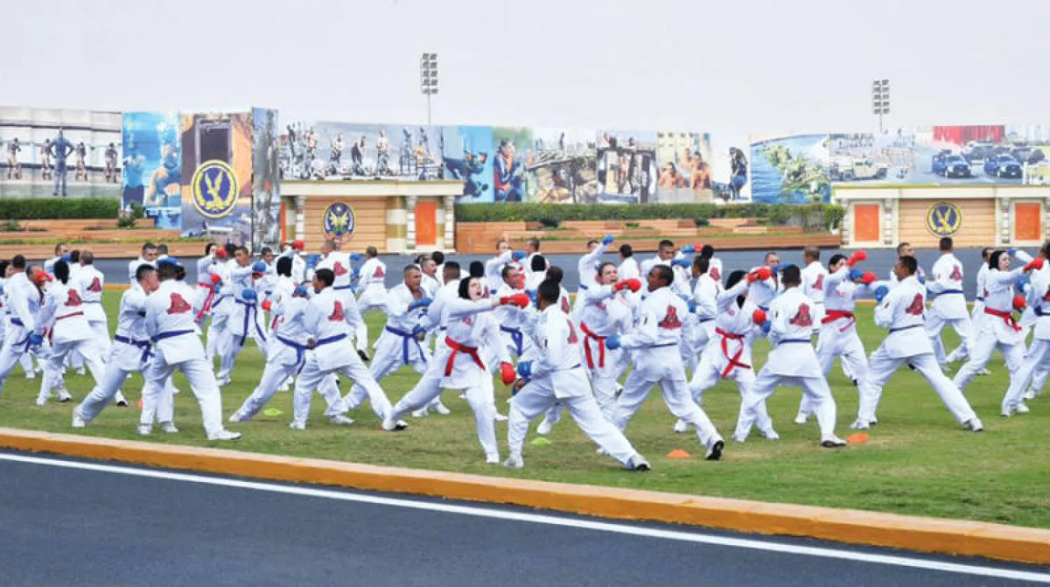 رجال ونساء من خريجي الأكاديمية في تدريبات مشتركة (الرئاسة المصرية)