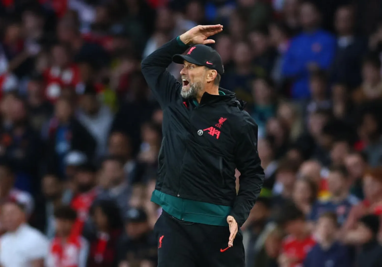 يورغن كلوب غاضب من الثلاثية الآرسنالية التي استقرت في شباك فريقه ليفربول (رويترز)