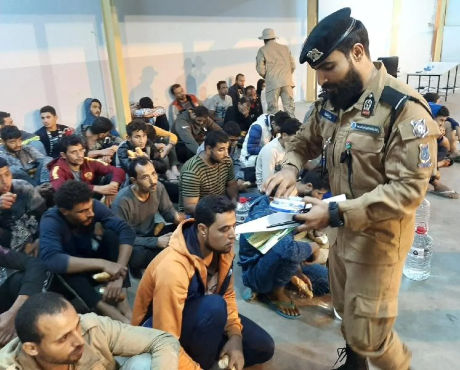 تجمع لعدد من المهاجرين غير النظاميين في العاصمة الليبية (أرشيفية من جهاز مكافحة الهجرة غير المشروعة)